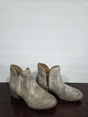 Sterling River Western-Inspired Women's Ankle Boots in Distressed Beige Sz.7